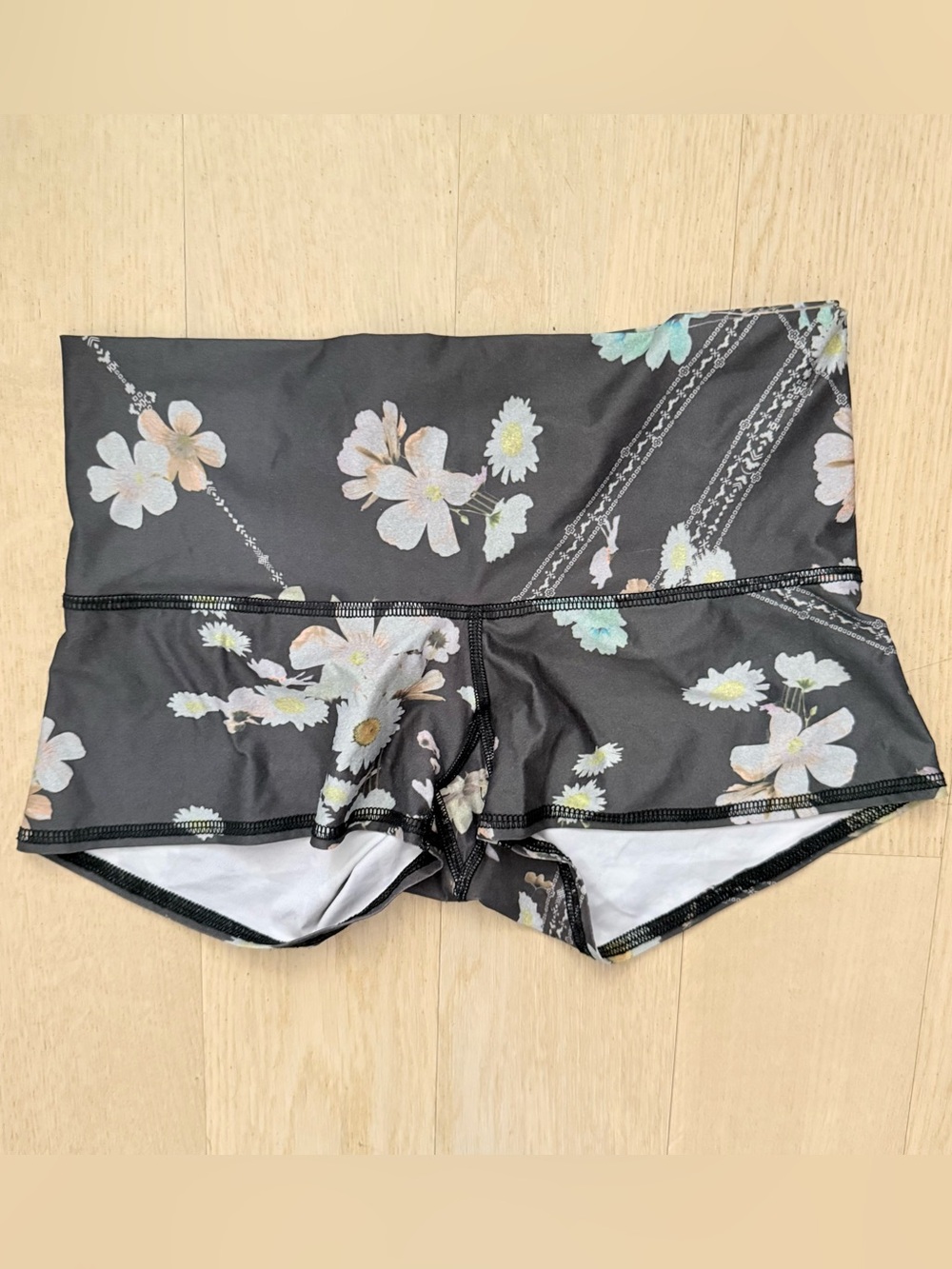 teeki Sun Short in Wildflower Faded Black Hot Yoga Short Shorts Medium EUC